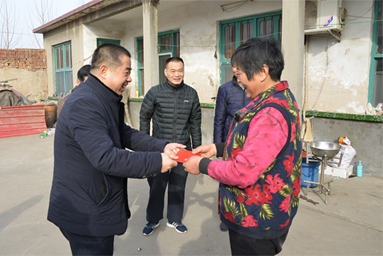 2018年2月10日，公司总经理李安东走访房家村难题人民。